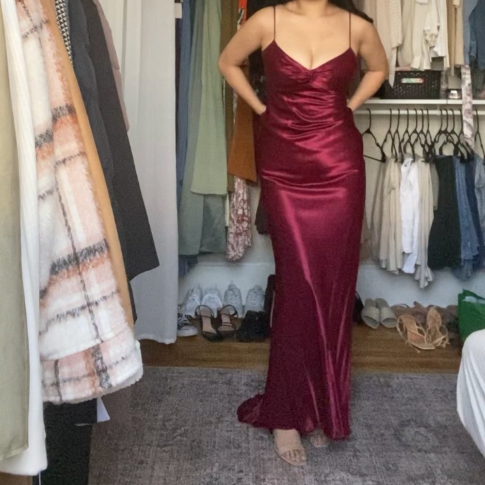 Sultry Red Dress, Size 4 *VIDEO IN DESCRIPTION*